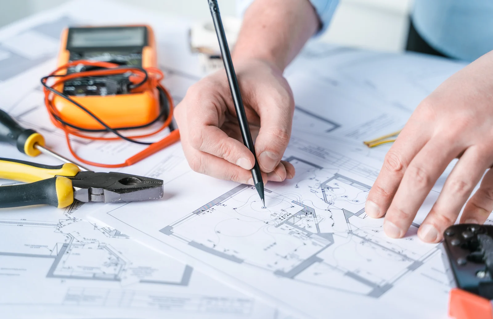 Planos y memorias de cálculo de un diseño eléctrico para trámite RETIE